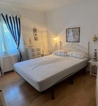 Cama de matrimonio con cabecero y mesitas de noche