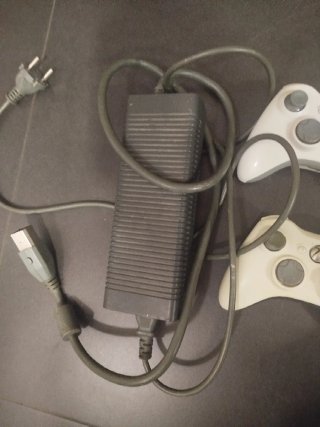Xbox 360 Blanca con 2 Controles