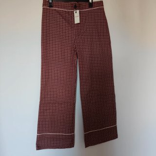 Pantalón El Ganso estampado granate y rosa.