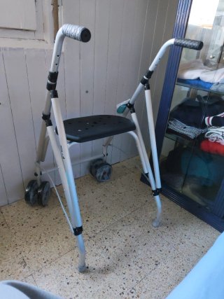 Andador nuevo con asiento