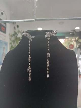 Pendientes Largos Plateados con Hojas