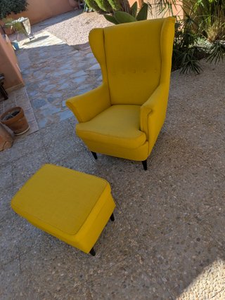 Sillón orejero y puff amarillo Ikea Strandmon