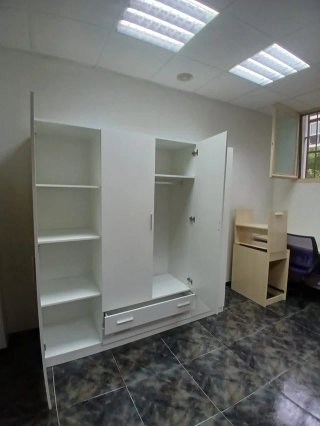 Armario Blanco de Tres Y Cuatro Puertas