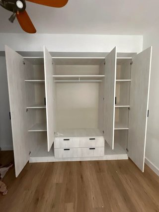 Armario Blanco de Tres Y Cuatro Puertas