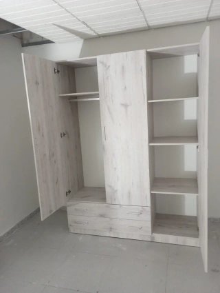 Armario Blanco de Tres Y Cuatro Puertas