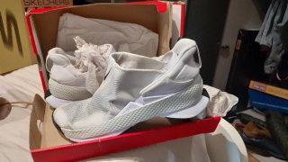 Zapatillas casuales grises y marrones