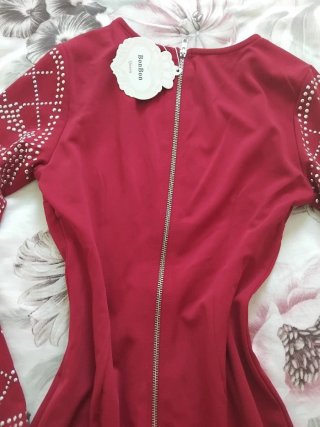 Vestido de fiesta rojo con pedrería