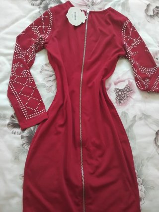 Vestido de fiesta rojo con pedrería