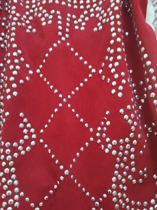 Vestido de fiesta rojo con pedrería