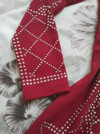 Vestido de fiesta rojo con pedrería