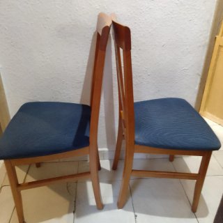 Dos sillas de madera con asiento azul