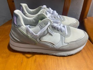 Zapatillas Deportivas Xti Blancas y Plateadas