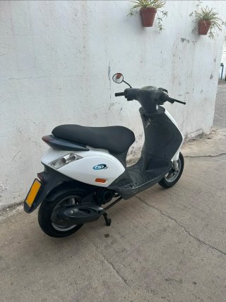 Piaggio Zip 4t Scooter