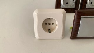 Lote de enchufes y un interruptor