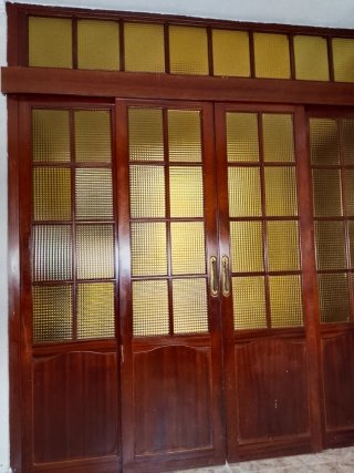 Puerta Corredera de Madera y Cristal