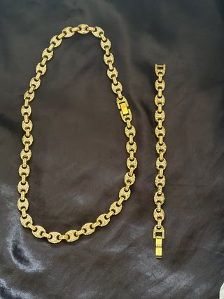 Collar y pulsera dorados con pedrería