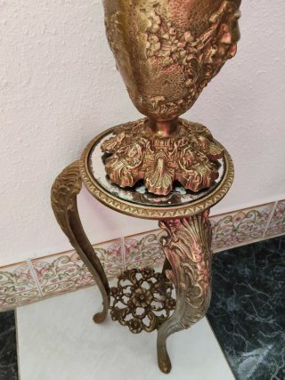 Ánfora con Peana de Bronce