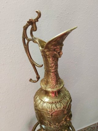 Ánfora con Peana de Bronce