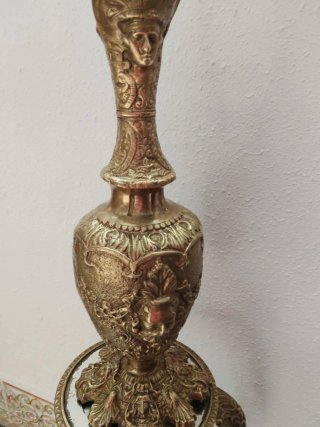 Ánfora con Peana de Bronce