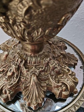 Ánfora con Peana de Bronce