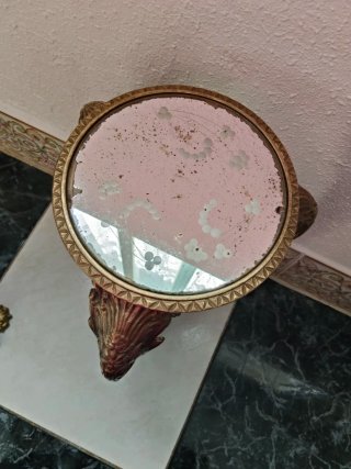 Ánfora con Peana de Bronce