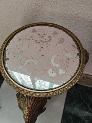 Ánfora con Peana de Bronce