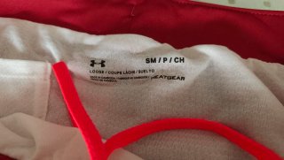Shorts deportivos Under Armour rosa y rojo