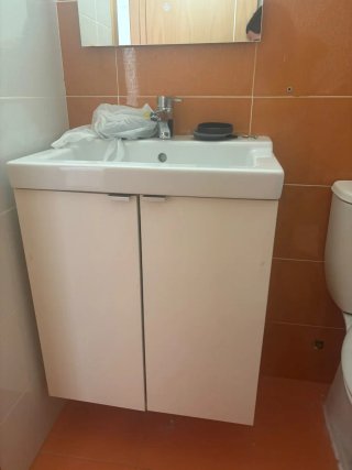 Mueble de baño con lavabo blanco
