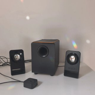 Altavoz Logitech con control de bass