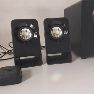 Altavoz Logitech con control de bass