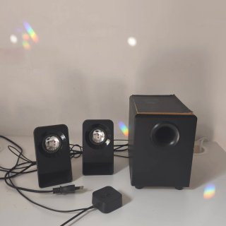 Altavoz Logitech con control de bass