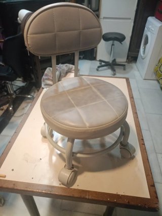 Taburete con Ruedas y Respaldo