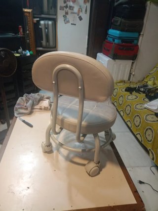 Taburete con Ruedas y Respaldo