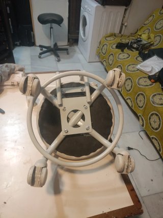 Taburete con Ruedas y Respaldo