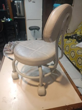 Taburete con Ruedas y Respaldo