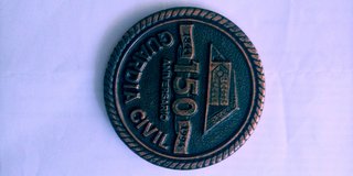 Medalla antigua con corona y monograma