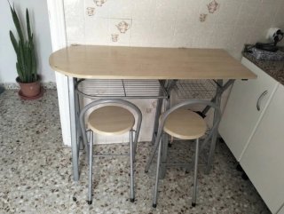 Mesa de cocina con 2 taburetes
