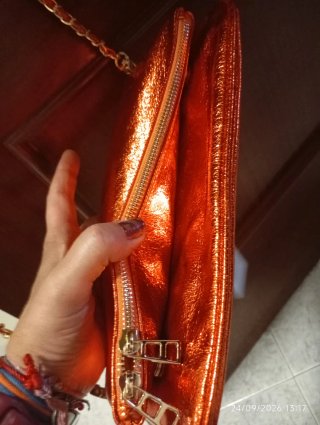 Bolso naranja metalizado con cadena