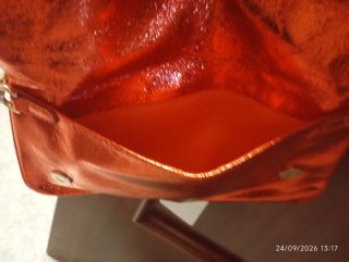 Bolso naranja metalizado con cadena