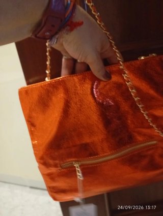 Bolso naranja metalizado con cadena