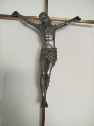 Crucifijo de pared metálico