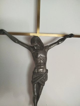 Crucifijo de pared metálico