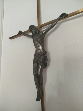 Crucifijo de pared metálico