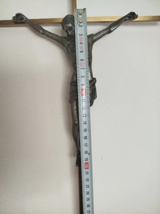 Crucifijo de pared metálico