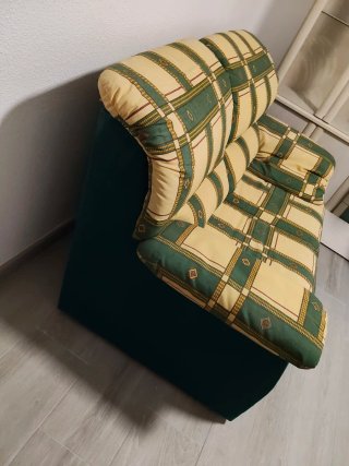 Sofá de dos plazas estampado y mueble completo