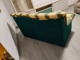 Sofá de dos plazas estampado y mueble completo