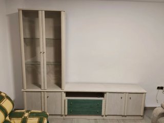 Sofá de dos plazas estampado y mueble completo