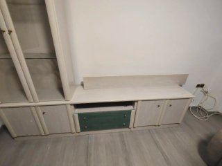 Sofá de dos plazas estampado y mueble completo