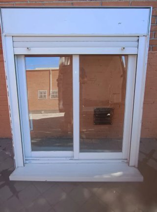 Ventana blanca con rejas