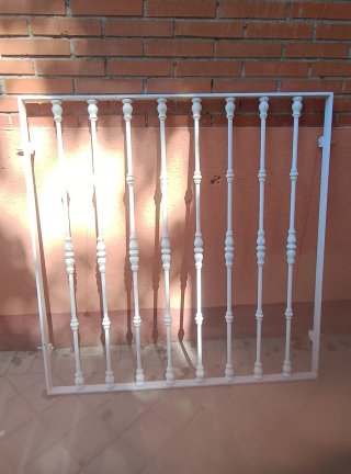 Ventana blanca con rejas